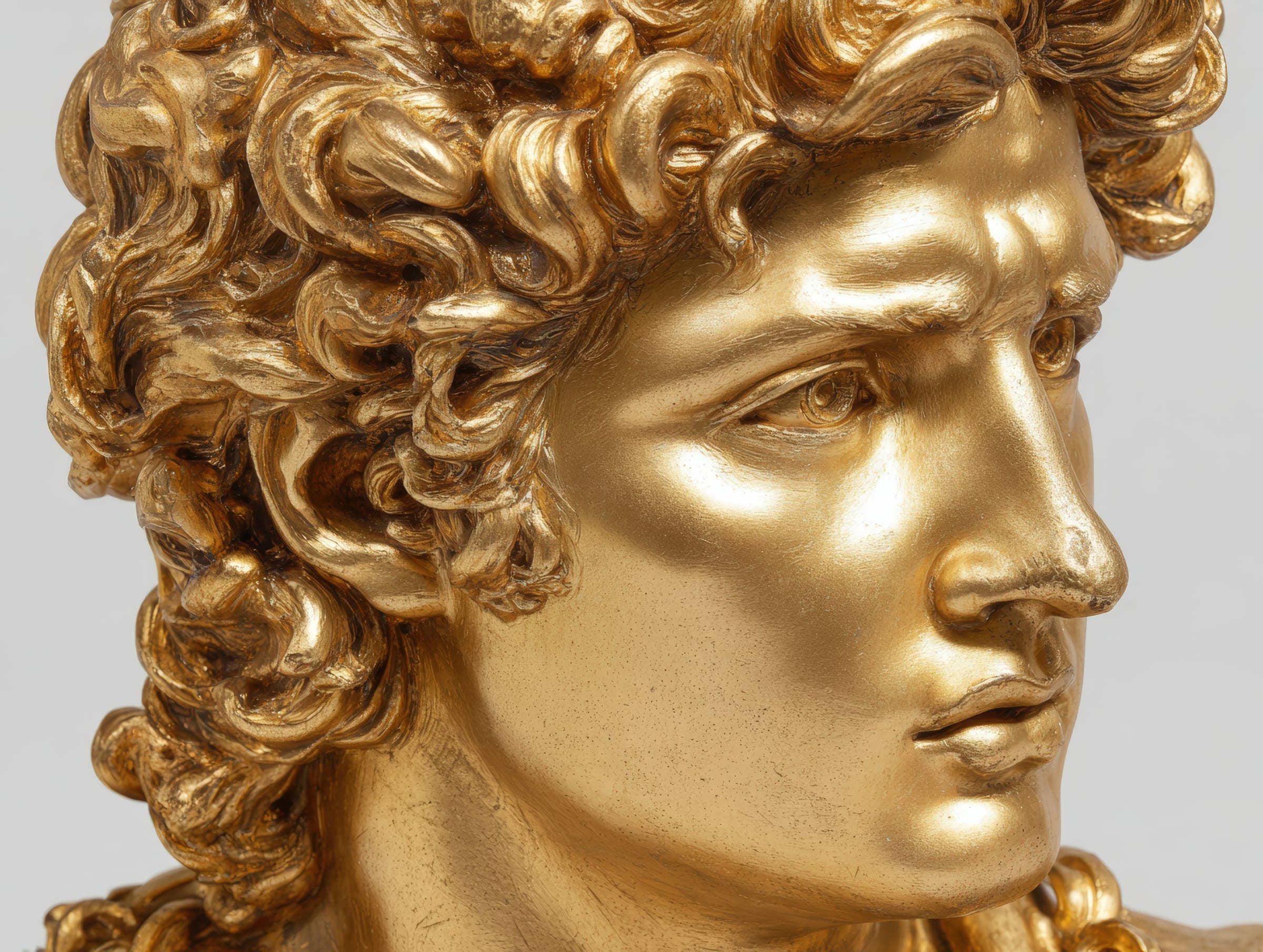Busto dourado clássico em perfil, símbolo de legado